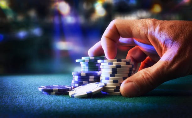 pecah11 Domino QQ table with live dealer and player interface