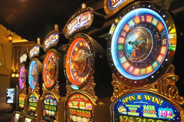 Mobile phone showing pecah11 live dealer interface with streaming table